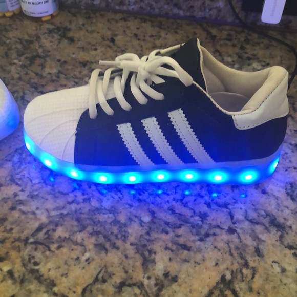 Cute boys and girl light up sneakers, and it changes colors - Picture 7 of 12